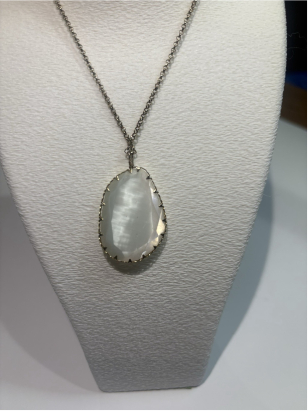 White Faceted Teardrop Pendant Necklace Silver Tone Costume Jewelry